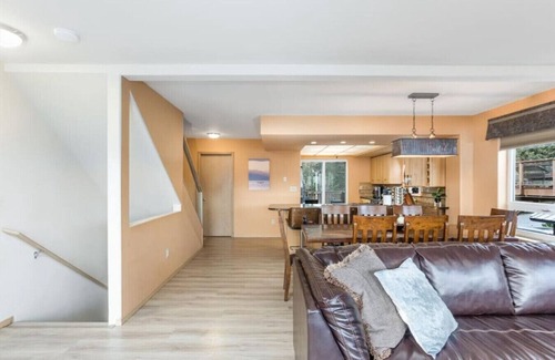 Seward House | Clifftop Townhouse, Panoramic Views Sleeps 8