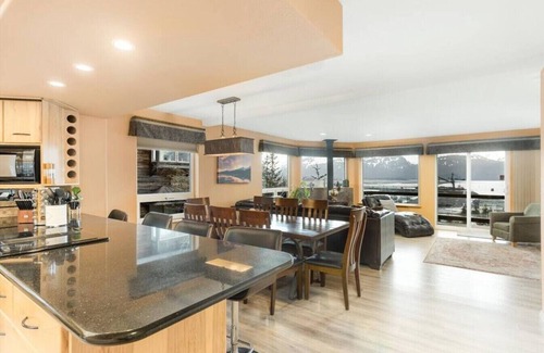 Seward House | Clifftop Townhouse, Panoramic Views Sleeps 8