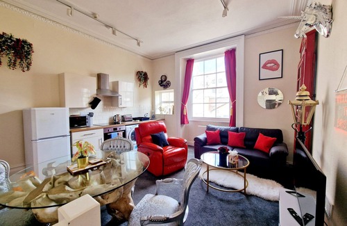 Clifton Apartment | Clifton Banksy Themed Period Flat, Parking x 1, Garden
