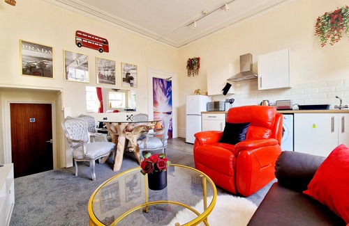 Clifton Apartment | Clifton Banksy Themed Period Flat, Parking x 1, Garden