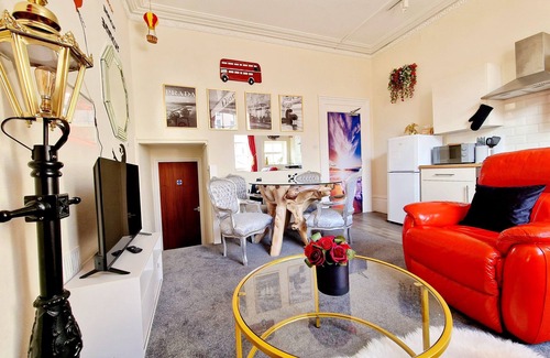 Clifton Apartment | Clifton Banksy Themed Period Flat, Parking x 1, Garden