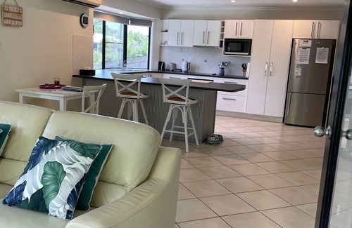 Sunrise Beach House | CLINT'S BEACH COTTAGE - PET FRIENDLY HOME - 8 mins walk to kilometers of beach