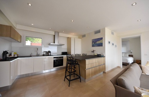 Vallauris Apartment | Clos des Iles: Peaceful haven with sea view, 10 minutes from the Palais