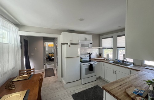 Crescent Lake House | Close 2 North shore DT, art, events + more! w/2Bikes