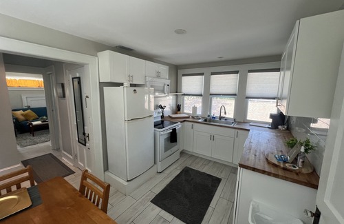 Crescent Lake House | Close 2 North shore DT, art, events + more! w/2Bikes
