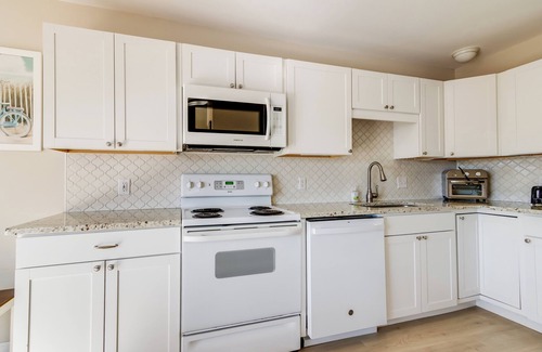 Dewey Beach Condo | Close to all Dewey Beach has to offer! Dagsworthy St. Now with WI-FI