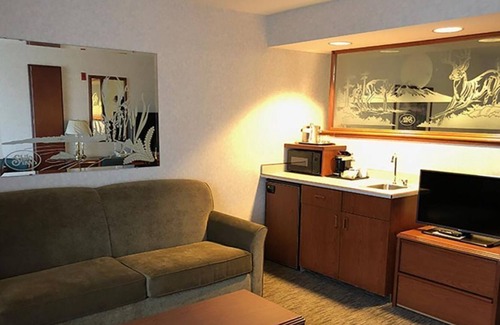 Altamont House | Close to Attractions. Spacious Unit, Pool and Gym