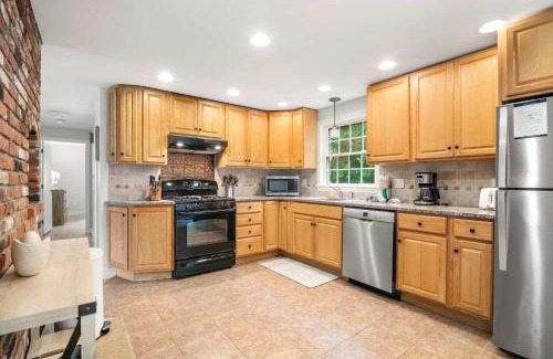 Brewster House | Close to Bayside Game Room w Pool Table