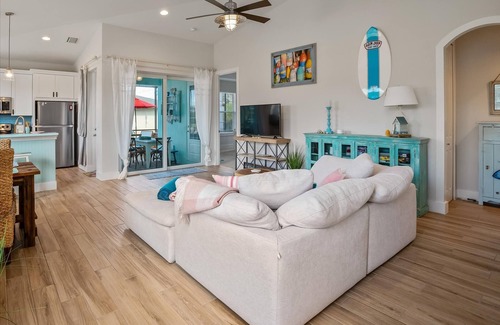Naples House | Close to beaches, Boaters Paradise, Pickleball, Spa, Free Wifi! At Naples Bay