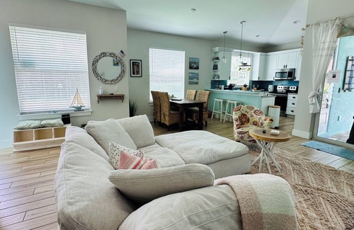 Naples House | Close to beaches, Boaters Paradise, Pickleball, Spa, Free Wifi! At Naples Bay