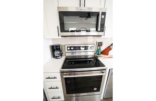 Freeport Cottage | Close to beaches, minutes away from 30An10J Deluxe Cottage