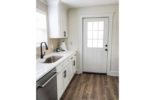 Freeport Cottage | Close to beaches, minutes away from 30An10J Deluxe Cottage