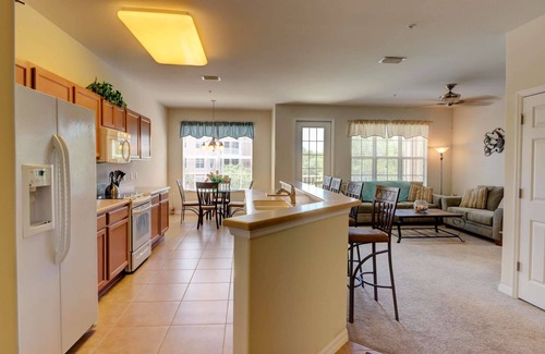Majestic Palms Condo | Close to Beaches, Shops & Restaurants! Gated Community - Pool & Hot Tub! Free Parking & Wi-Fi!