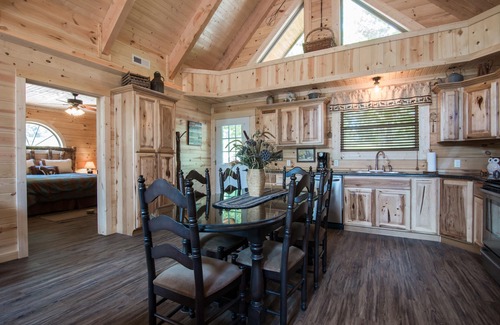 Branson Cedars Cabin | Close to Big Cedar Lodge & Thunder Ridge, 12 min to Branson Strip, Hot Tub, WIFI