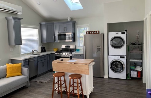 Hawthorne Hills Apartment | Close to Children's hospital, parks, trails and UW, 1 bed/1 bath
