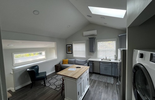 Hawthorne Hills Apartment | Close to Children's hospital, parks, trails and UW, 1 bed/1 bath
