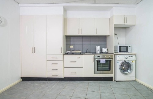 Waterloo Apartment | Close to city Peaceful studio at Waterloo wifi Parking