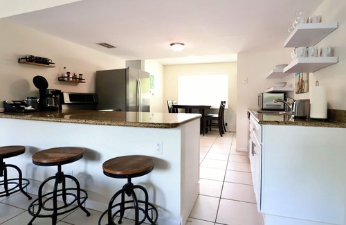 River Oaks House | Close to Cruise Port, Airport, Downtown, and Beaches