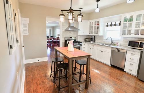 Anaheim Colony Historic District House | Close to Disney. 9 dollar Uber Ride. Walk to Packing House. CA historic home
