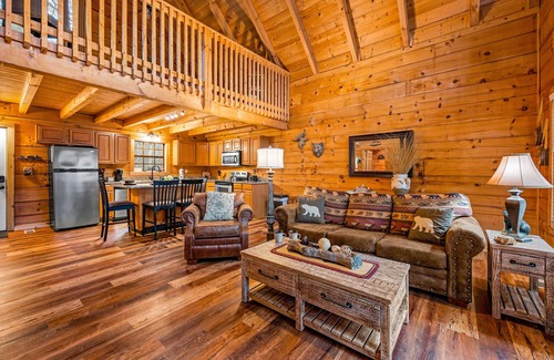 Gatlinburg - Pigeon Forge Cabin | Close to Dollywood! Private! Hot tub, gas fire pit!