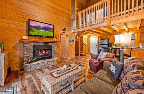 Gatlinburg - Pigeon Forge Cabin | Close to Dollywood! Private! Hot tub, gas fire pit!
