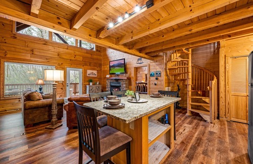 Gatlinburg - Pigeon Forge Cabin | Close to Dollywood! Private! Hot tub, gas fire pit!