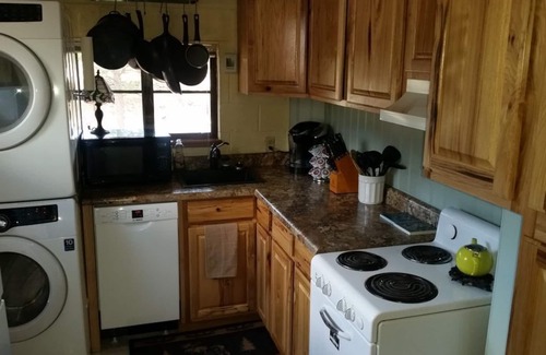 Estes Park Cabin | Close to Downtown Estes Park, RMNP, Hot Tub, Activity Shed! Far View Cabin