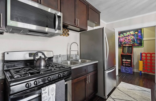Eastside Apartment | Close to Downtown Long Beach - Arcade - String Lights Patio