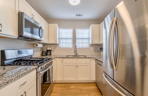 Atlanta House | Close to Downtown, Modern 3 BR w/Driveway