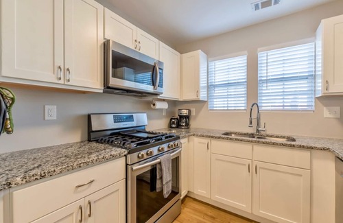 Atlanta House | Close to Downtown, Modern 3 BR w/Driveway