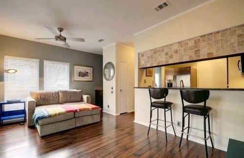 Bouldin Condo | Close to Downtown - With Treeptop Views and the Sounds of Spring