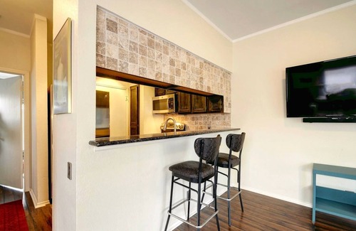 Bouldin Condo | Close to Downtown - With Treeptop Views and the Sounds of Spring