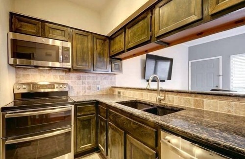 Bouldin Condo | Close to Downtown - With Treeptop Views and the Sounds of Spring