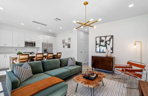 Pinecrest West Park House | Close to DT Tampa~Newly Designed Town Home