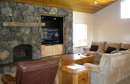 Black Bart House | Close to Everything Upscale Tahoe Cabin Roomy Enough for the Whole Group
