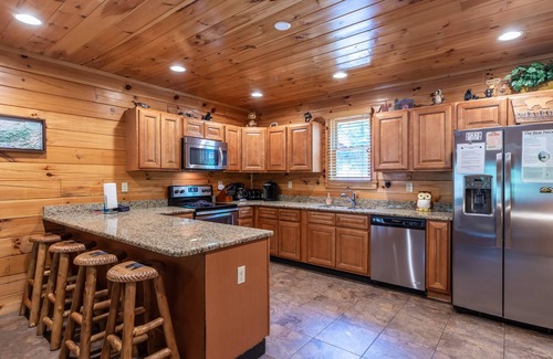 Gatlinburg - Pigeon Forge Cabin | Close to everything! 6 Master Suites, Community Pool, Hot Tub, Theater,