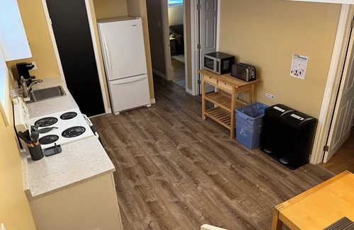 Collingwood House | Close to everything, walk downtown Cwood or the beach, 15 mins to Blue, Sleeps 4