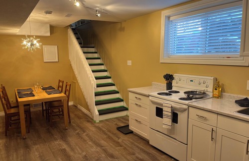 Collingwood House | Close to everything, walk downtown Cwood or the beach, 15 mins to Blue, Sleeps 4