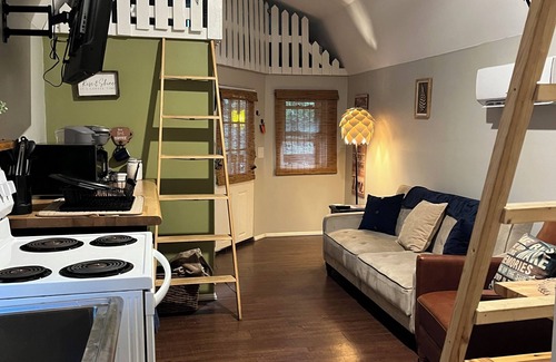 Groveoak Cabin | Close to everything—private launch one minute away—