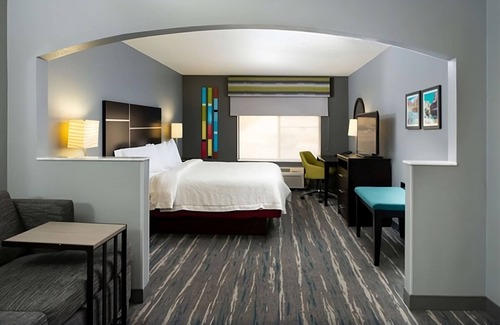 Glenwood Springs Hotel | Close to Hiking Trails and Outdoor Activities! Free Breakfast, Pets Allowed!