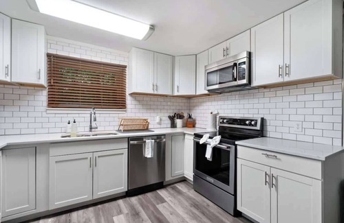 Kabletown Cottage | Close to Hiking | Hot Tub | Fire Pit | Pets OK
