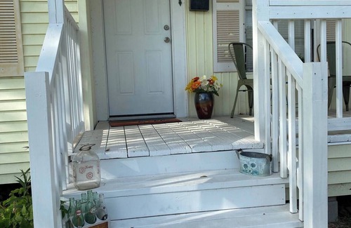 Baytown House | Close to Houston this cozy 2-bedroom house in Baytown is a special treat.