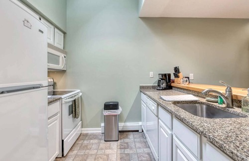 West Hartford Condo | Close to Lake & Golf & Pool | Newton Village 2B