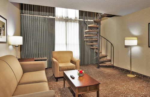 Wilburton Hotel | Close to Local Hospital! Spacious Room, Pool & Parking! Near Bellevue Square!