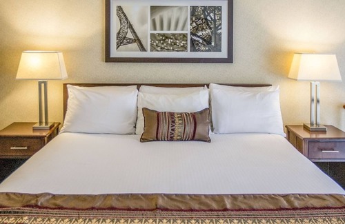 Wilburton Hotel | Close to Local Hospital! Spacious Room, Pool & Parking! Near Bellevue Square!