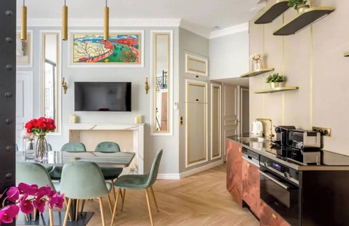 Quartier du Mail Apartment | CLOSE TO LOUVRE -PARIS GEM: 4-BED APT, SLEEPS 8, HISTORIC CHARM, MODERN COMFORT