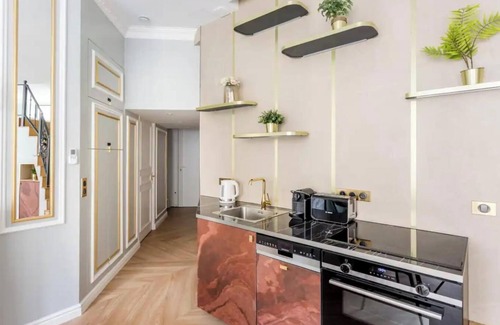 Quartier du Mail Apartment | CLOSE TO LOUVRE -PARIS GEM: 4-BED APT, SLEEPS 8, HISTORIC CHARM, MODERN COMFORT