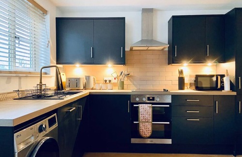 Liversedge House | Close to M62 Smart TV Parking and Pets Stay Free