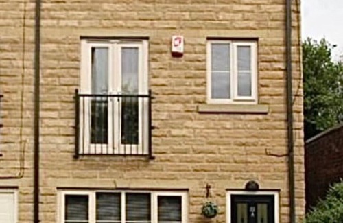 Liversedge House | Close to M62 Smart TV Parking and Pets Stay Free