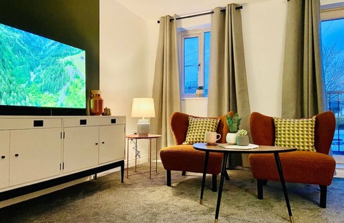 Liversedge House | Close to M62 Smart TV Parking and Pets Stay Free